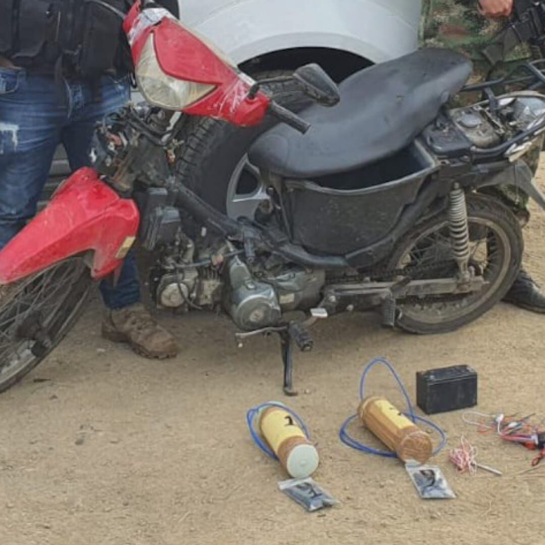 La motocicleta estaba cargada con 15 kilogramos de material explosivo. Crédito: Fiscalía General de la Nación.