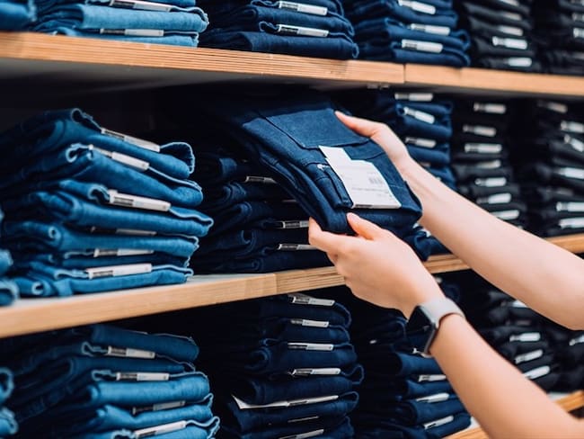 Empresario revela por qué los jeans levanta cola no tienen bolsillos