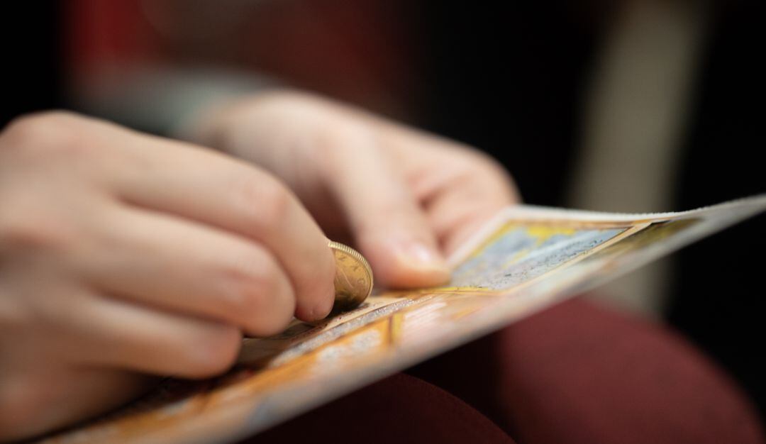 Imagen de referencia de una persona jugando al chance. Foto: Getty Images.