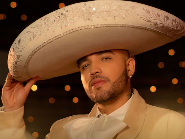 Jessi Uribe recuerda sus inicios de mariachi con su nuevo sencillo ‘Mi debilidad’