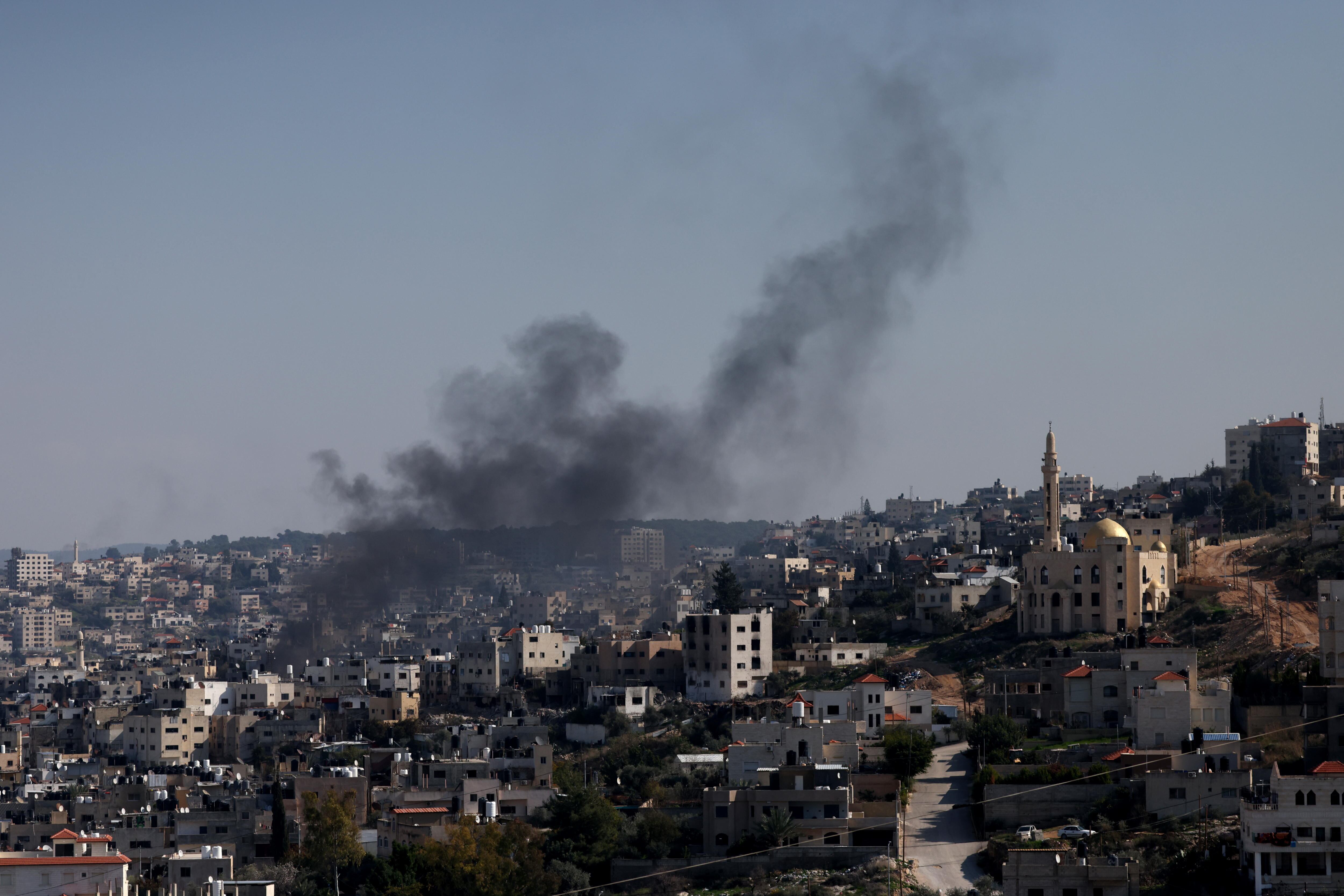 Yenín (-), 27/01/2025.- Sale humo del campo de refugiados de Yenín en el séptimo día de una operación militar israelí en la ciudad cisjordana.
