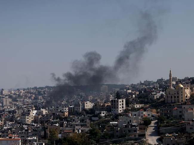 Yenín (-), 27/01/2025.- Sale humo del campo de refugiados de Yenín en el séptimo día de una operación militar israelí en la ciudad cisjordana.