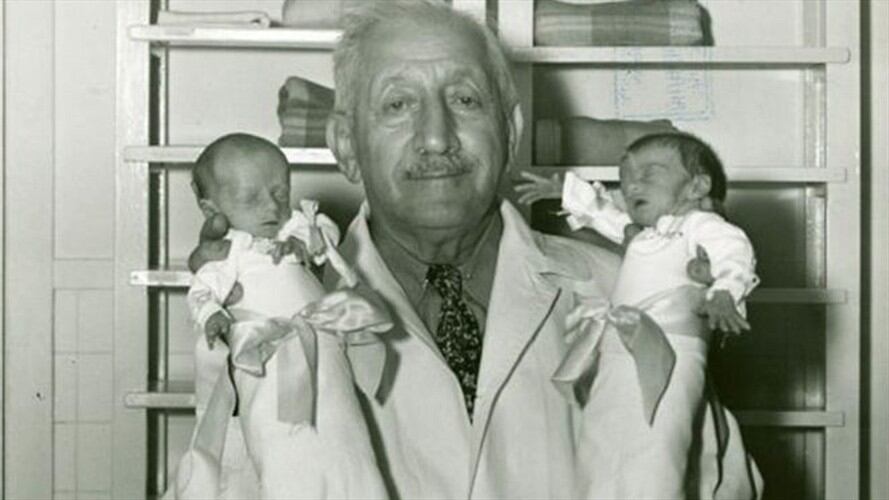 Martin Couney cargando dos bebés.. Foto: BBC Mundo