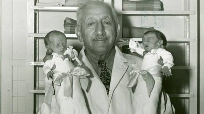 Martin Couney cargando dos bebés.. Foto: BBC Mundo