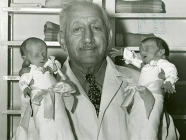 Martin Couney cargando dos bebés.. Foto: BBC Mundo