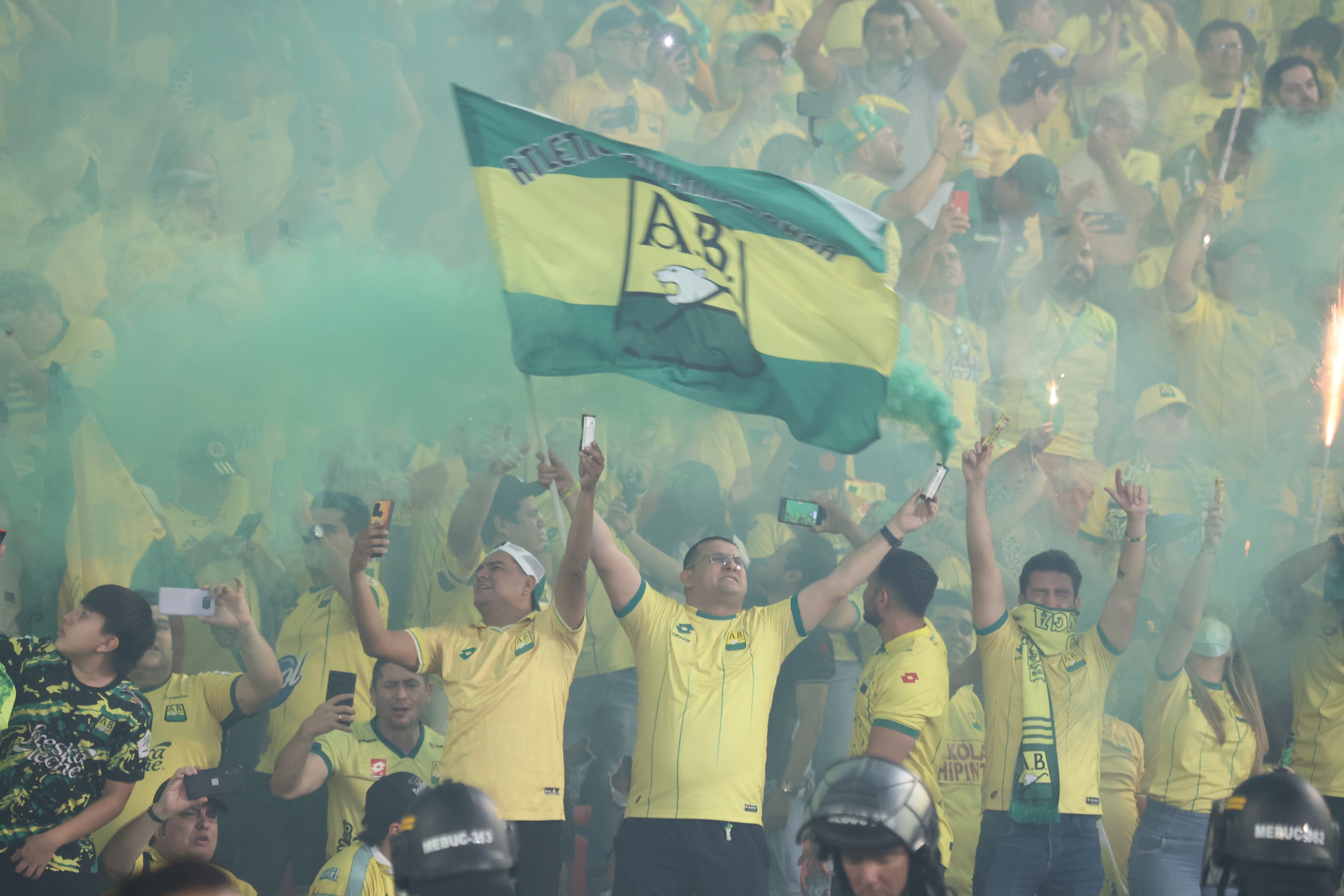 Hinchada de Atlético Bucaramanga. Foto: Colprensa.