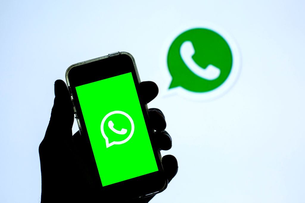 Teléfono con logo de WhatsApp. (Photo Illustration by Thiago Prudêncio/SOPA Images/LightRocket via Getty Images)