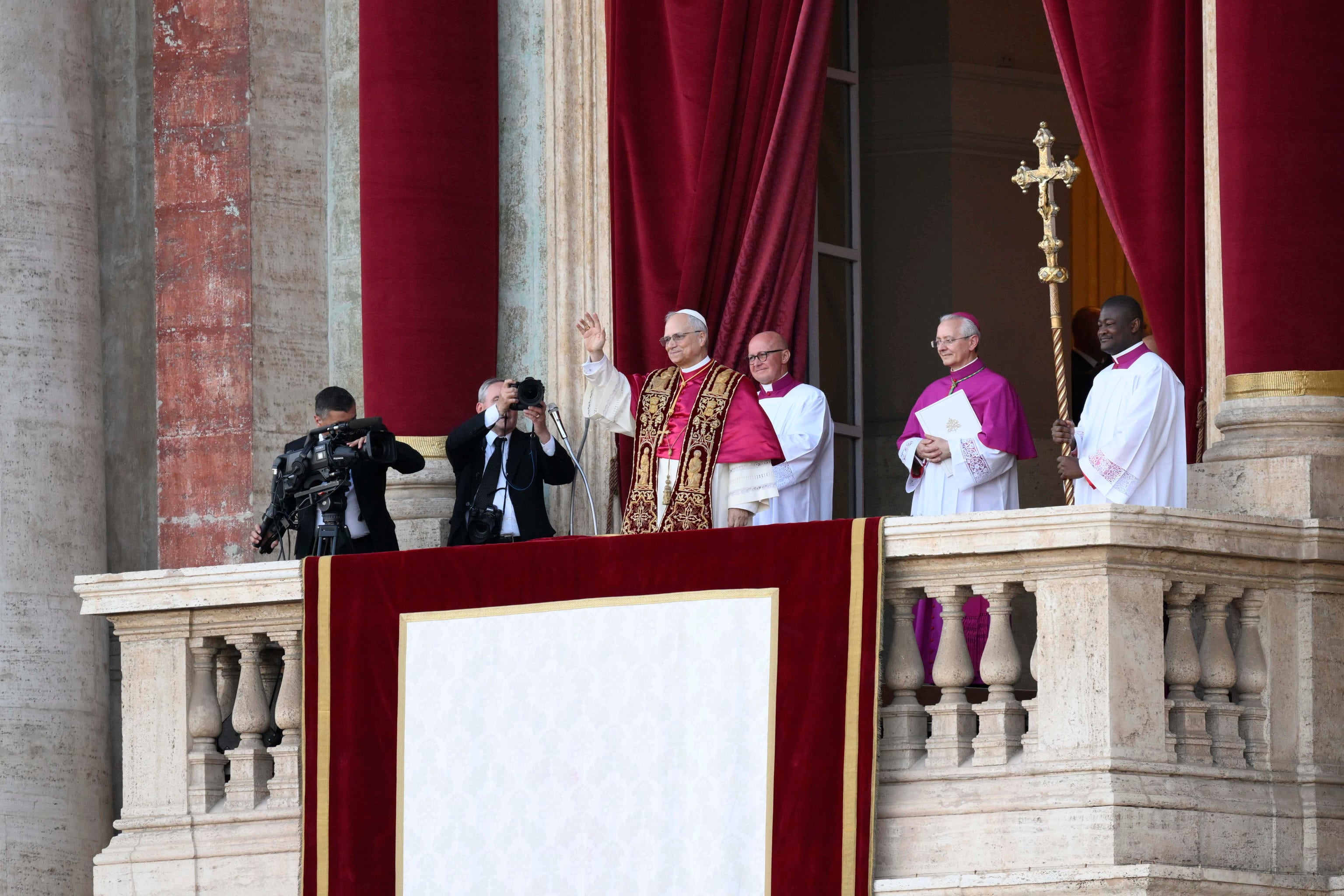 VATICAN CITY (Vatican City State (Holy See)), 08/05/2025.- A handout picture provided by the Vatican Media shows newly elected Pope Leo XIV, Cardinal Robert Francis Prevost from the USA, blessing faithfuls from the central loggia of Saint Peter's Basilica, Vatican City, 08 May 2025. (Papa, Cardenal) EFE/EPA/VATICAN MEDIA HANDOUT HANDOUT EDITORIAL USE ONLY/NO SALES
