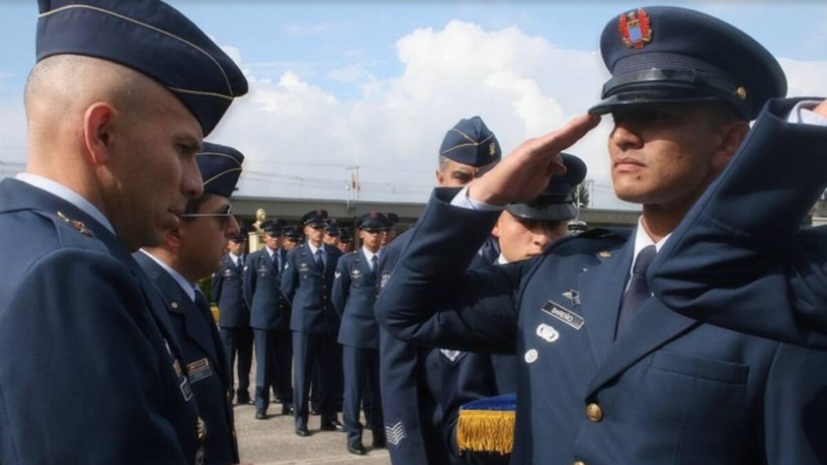 ¿Suboficiales se graduarán con uniformes prestados? Fuerza Aérea responde
