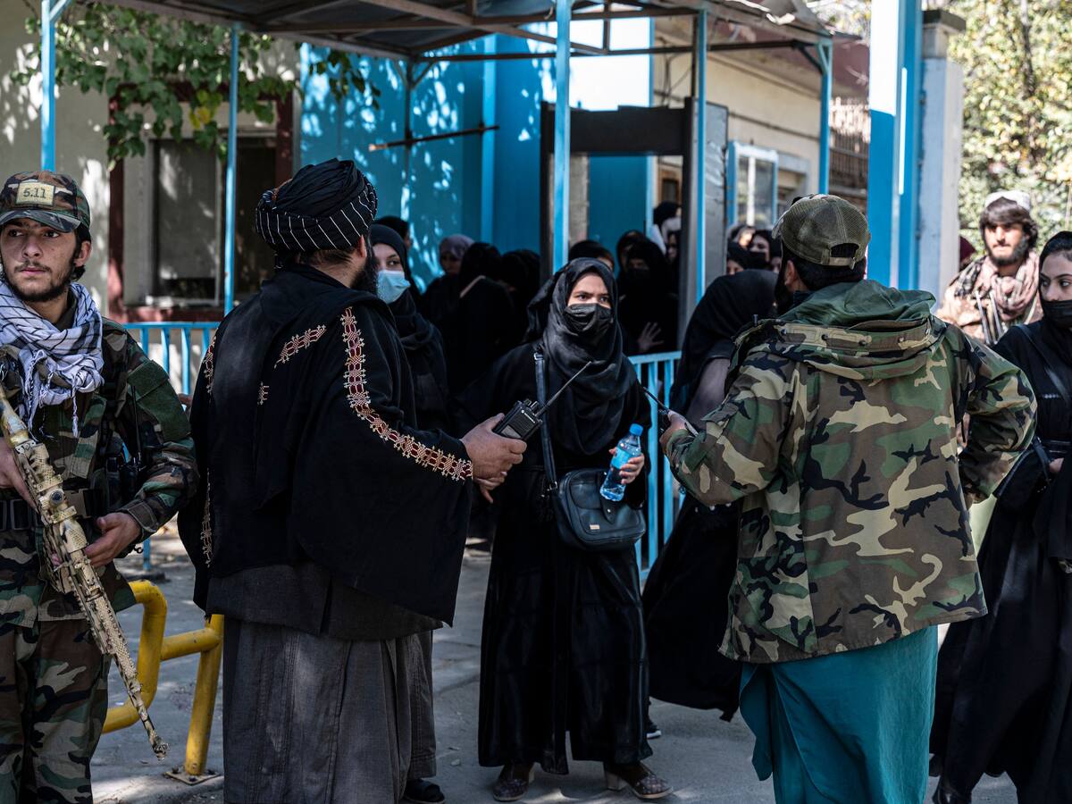 Talibanes prohíben a las mujeres asistir a las universidades en Afganistán