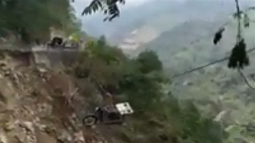 Con guaya pasan vehículos en la vía Curos -Málaga . Foto: Suministrada.