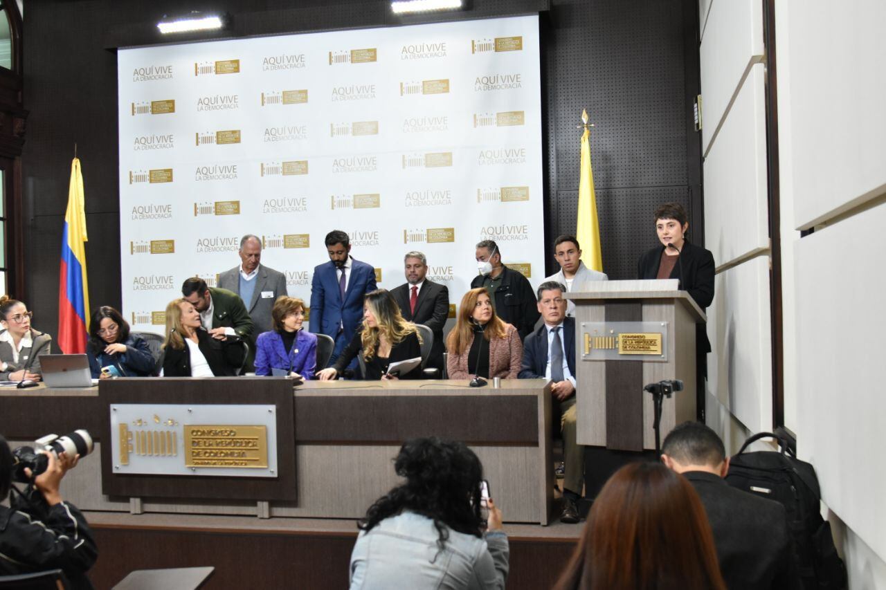 Congresistas independientes radican reforma a la salud alternativa junto a sociedades medicas