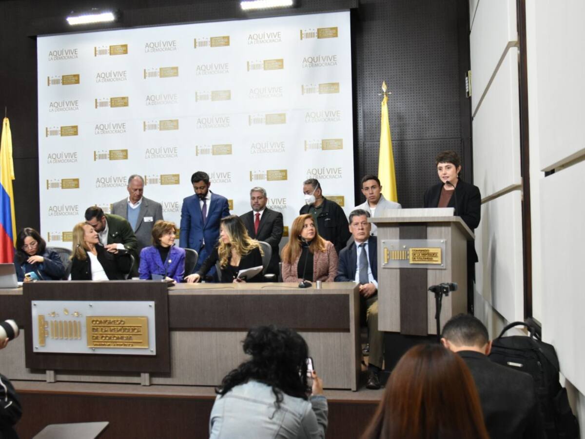 Congresistas independientes radican reforma a la salud junto a sociedades médicas