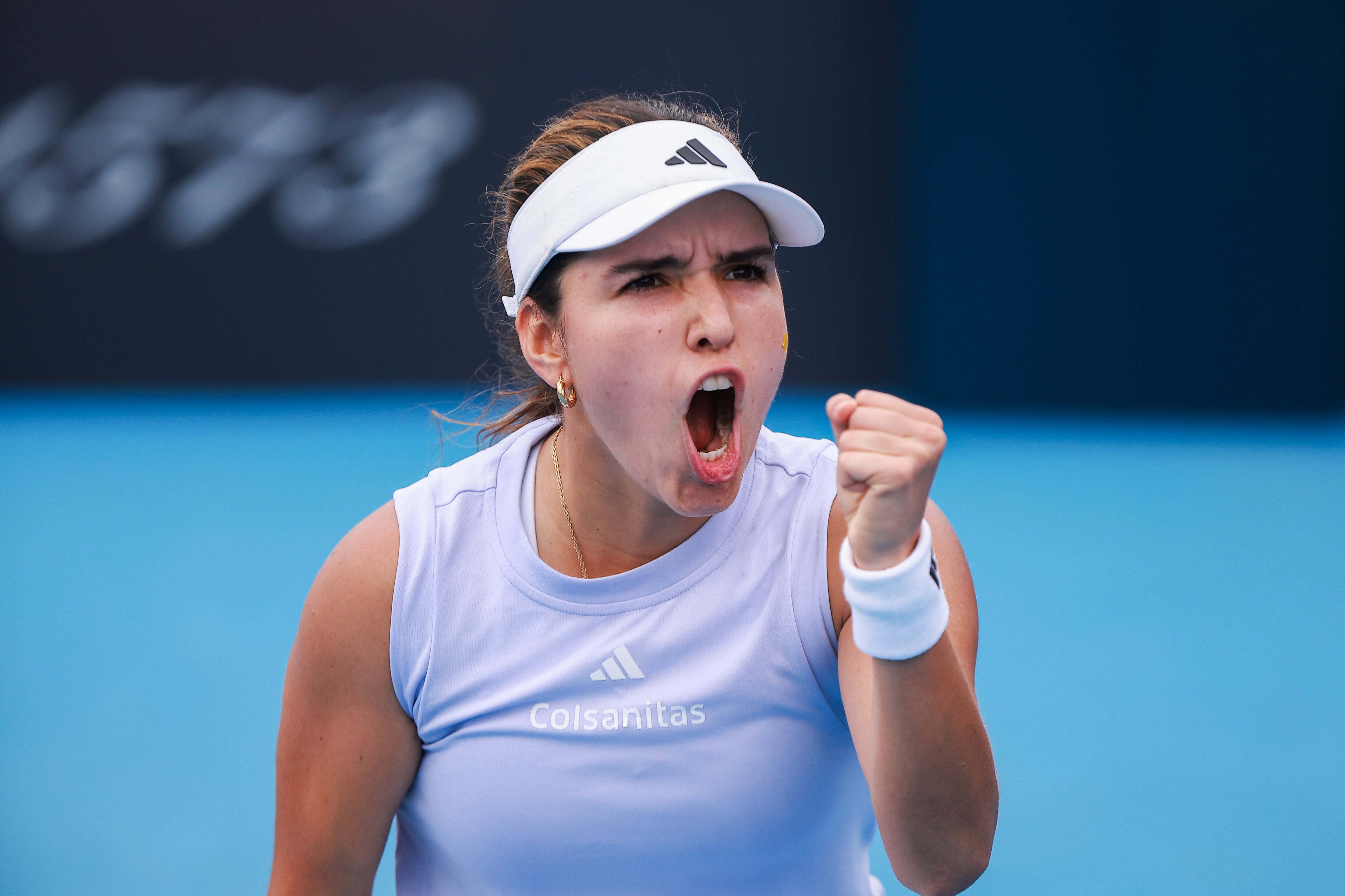 Camila Osorio durante su encuentro ante Anna Kalinskaya en el WTA 1000 de Beijing. FOTO: China Open Official 2025/VCG via Getty Images)