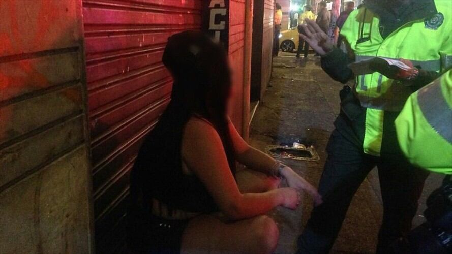 Más de 400 personas, entre policías y funcionarios de entidades nacionales y distritales, intervinieron un sector del barrio Santa Fe. Foto: Colprensa