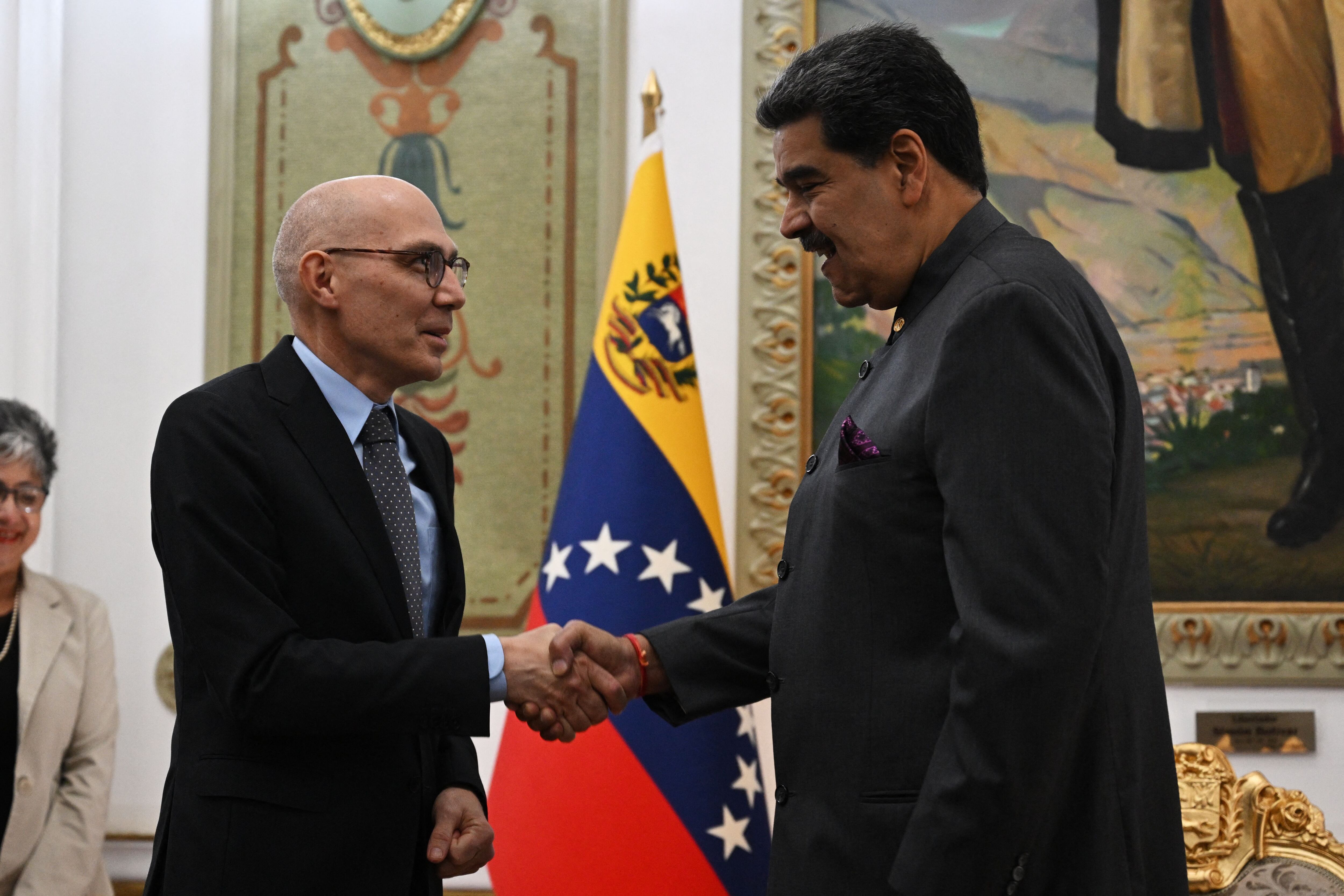 El Alto Comisionado de Naciones Unidas para los Derechos Humanos, Volker Turk (i) y el presidente de Venezuela, Nicolás Maduro (d). (Foto: Federico Parra / AFP) (Photo by FEDERICO PARRA/AFP via Getty Images)