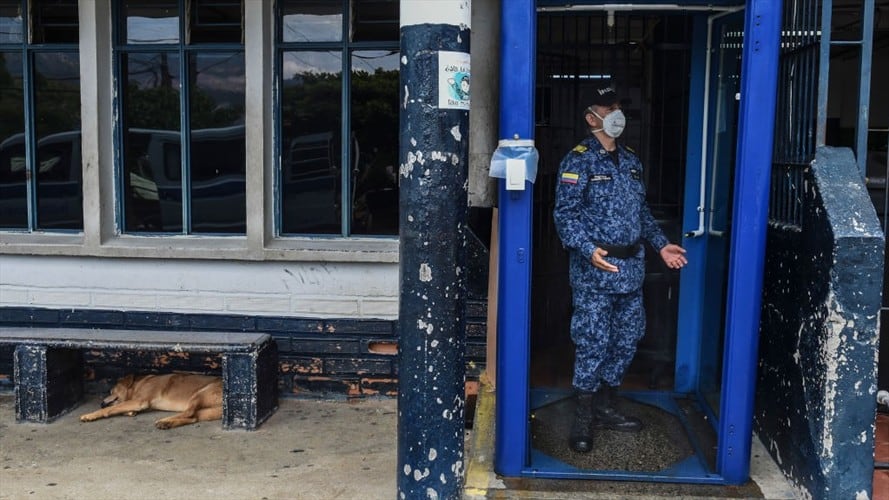 El INPEC y la USPEC deben dotar a los sindicalistas de las cárceles del país de elementos de protección personal y de bioseguridad para prevenir una propagación del COVID-19. Foto: Getty Images