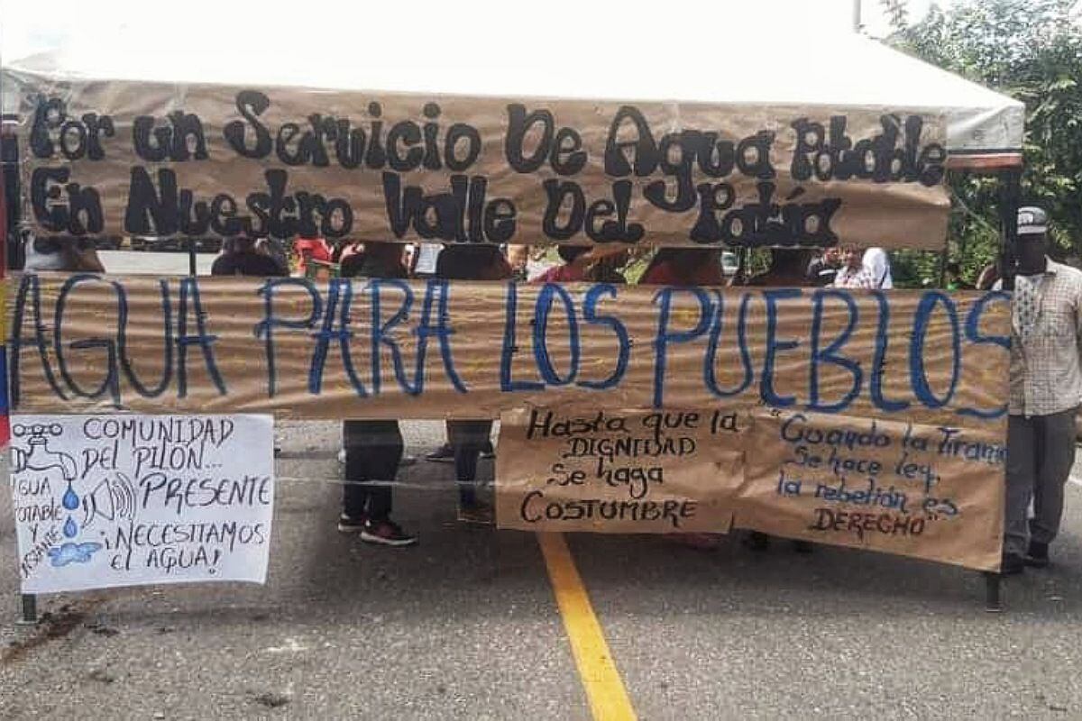 La comunidad sigue en la carretera internacional exigiendo soluciones a la problemática del agua. Crédito: Red de Apoyo Cauca.