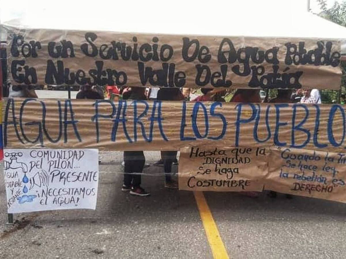 Bloqueo en la vía Panamericana por comunidades que reclaman agua en el sur del Cauca
