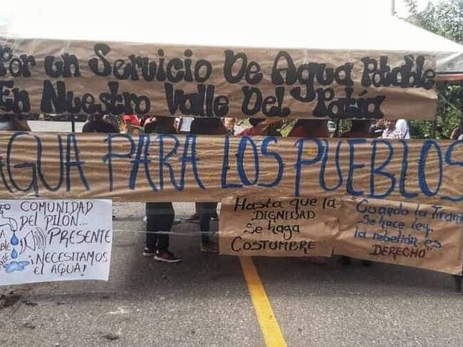 La comunidad sigue en la carretera internacional exigiendo soluciones a la problemática del agua. Crédito: Red de Apoyo Cauca.
