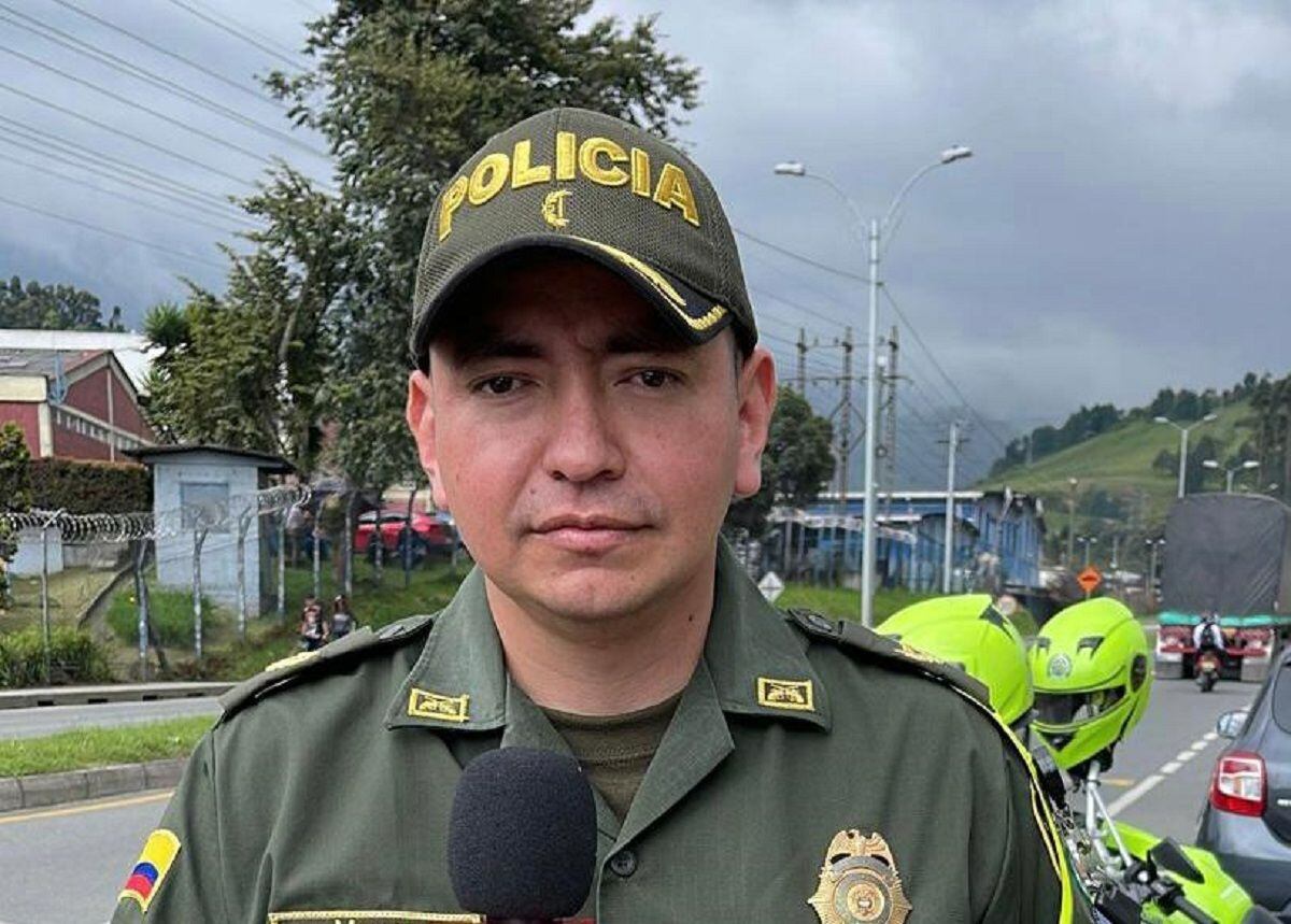 Alto flujo de vehículos por la vía alterna Fresno - Alto de Letras - Manizales. Crédito: W Radio.