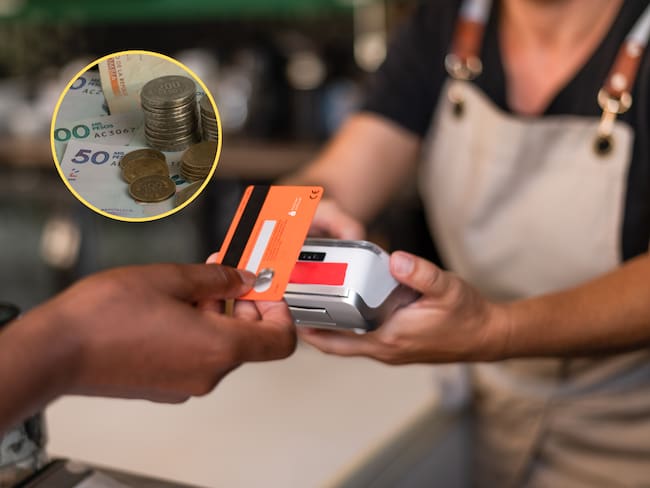 De fondo, una mujer usando su tarjeta débito para hacer una compra. En el círculo, imagen de monedas y billetes colombianos de distinta denominación / Fotos: GettyImages