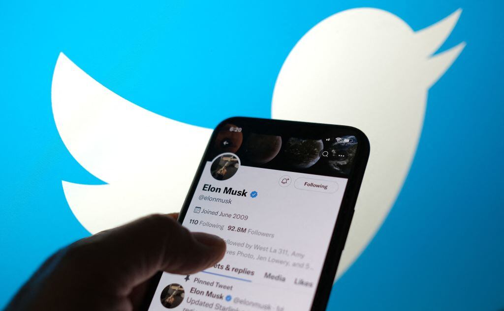 Cuenta de Twitter de Elon Musk y logo de la red social. (Photo by Chris DELMAS / AFP) (Photo by CHRIS DELMAS/AFP via Getty Images)