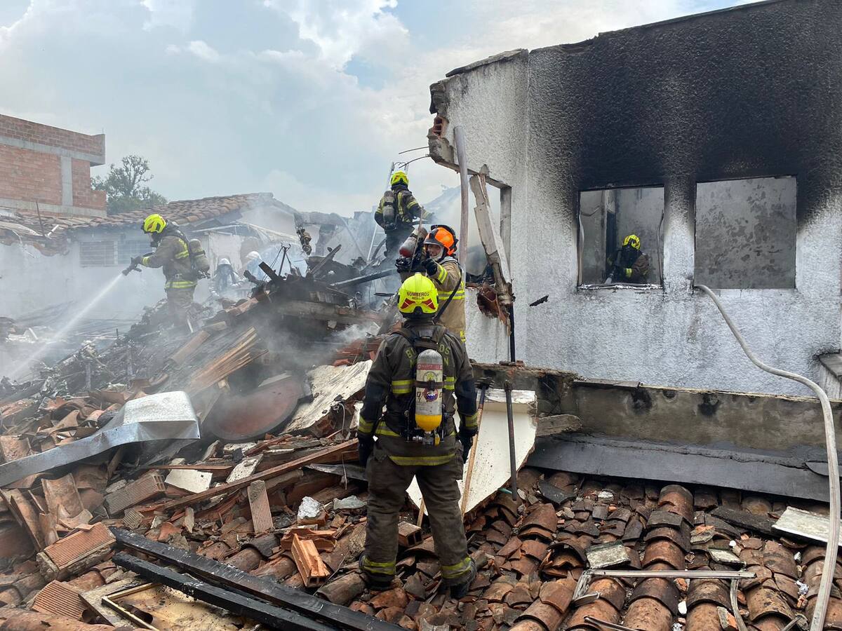 Murieron 8 personas tras grave accidente en Medellín: Avioneta cayó sobre una casa