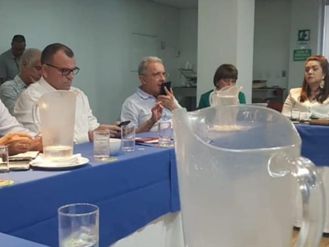 Los miembros del Centro Democrático que se molestaron con la presencia de &#039;Picho&#039; Padauí en su reunión con Uribe filtraron esta imagen del encuentro. Foto: Cortesía