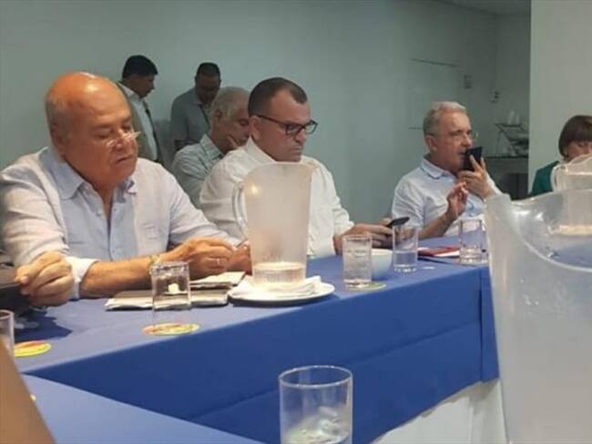 Los miembros del Centro Democrático que se molestaron con la presencia de 'Picho' Padauí en su reunión con Uribe filtraron esta imagen del encuentro. Foto: Cortesía