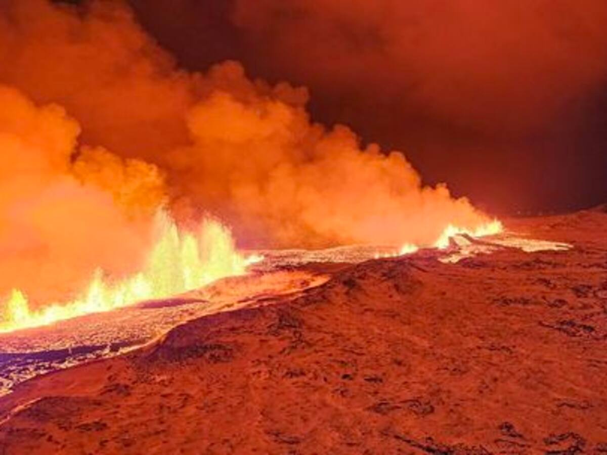 Volcán hace erupción cerca de la capital islandesa de Reikiavik