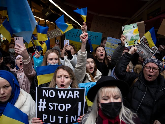 Foto de referencia de manifestantes pidiendo cese a la tensión entre Rusia y Ucrania. (Photo by Cem Tekkesinoglu/dia images via Getty Images)