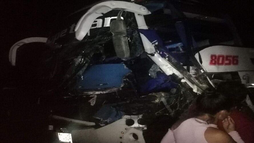 En el kilómetro 54 de la vía Puerto Araujo colisionó un bus de Copetrán con un camión que transportaba un transformador. Foto: Suministrada