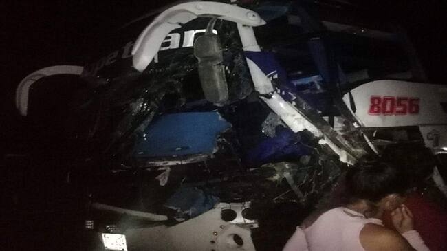 En el kilómetro 54 de la vía Puerto Araujo colisionó un bus de Copetrán con un camión que transportaba un transformador. Foto: Suministrada