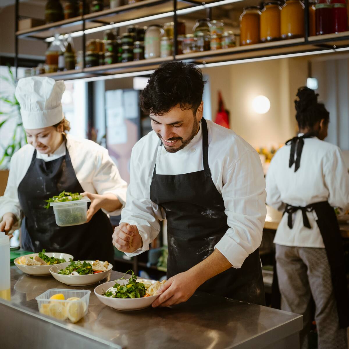 Alza del salario mínimo preocupa a restaurantes: “están haciendo las matemáticas y no les da”