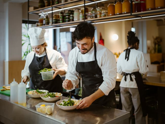 Alza del salario mínimo preocupa a restaurantes: “están haciendo las matemáticas y no les da”