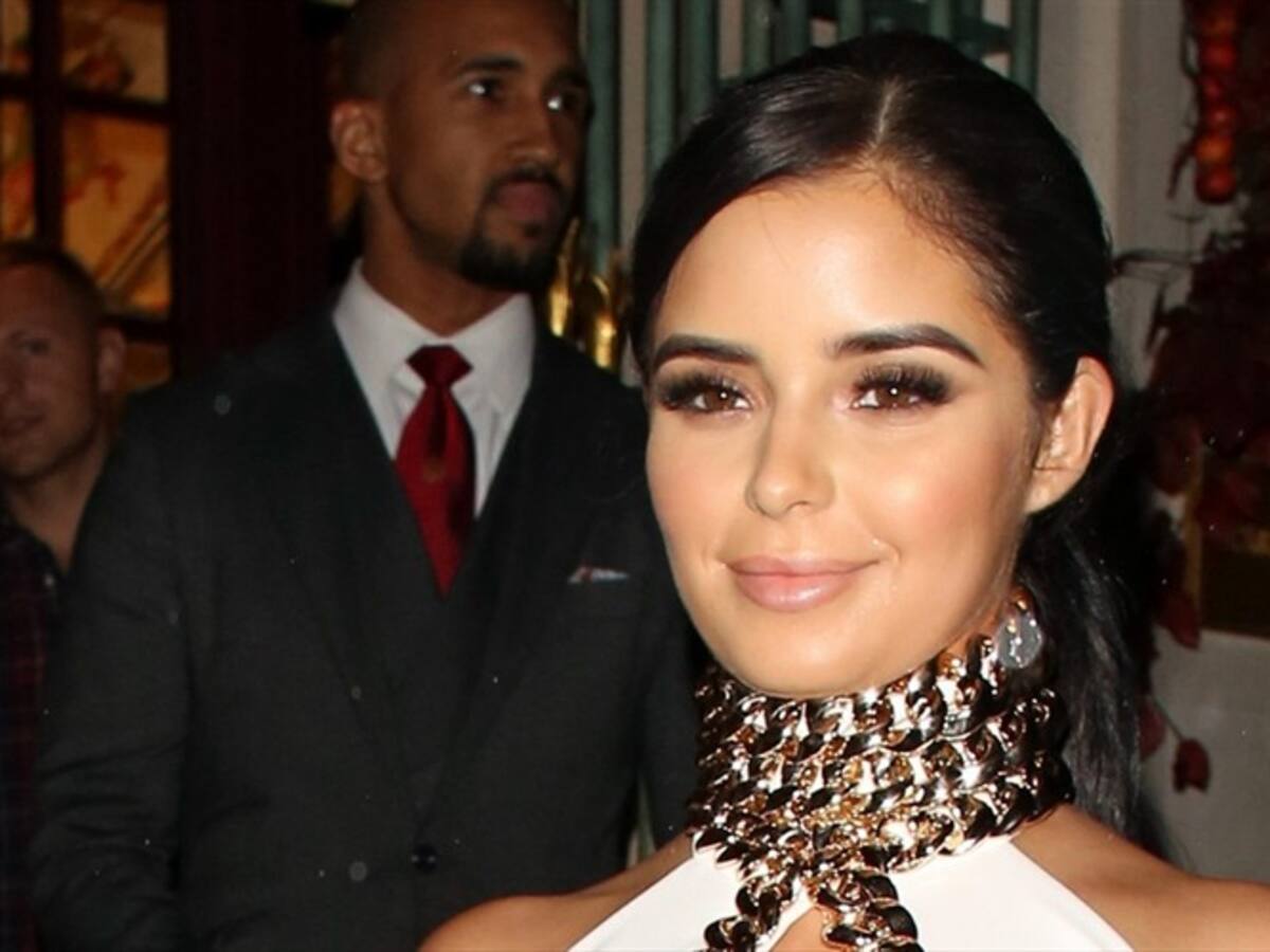 Demi Rose trabajó en su bronceado posando en toples bajo el sol