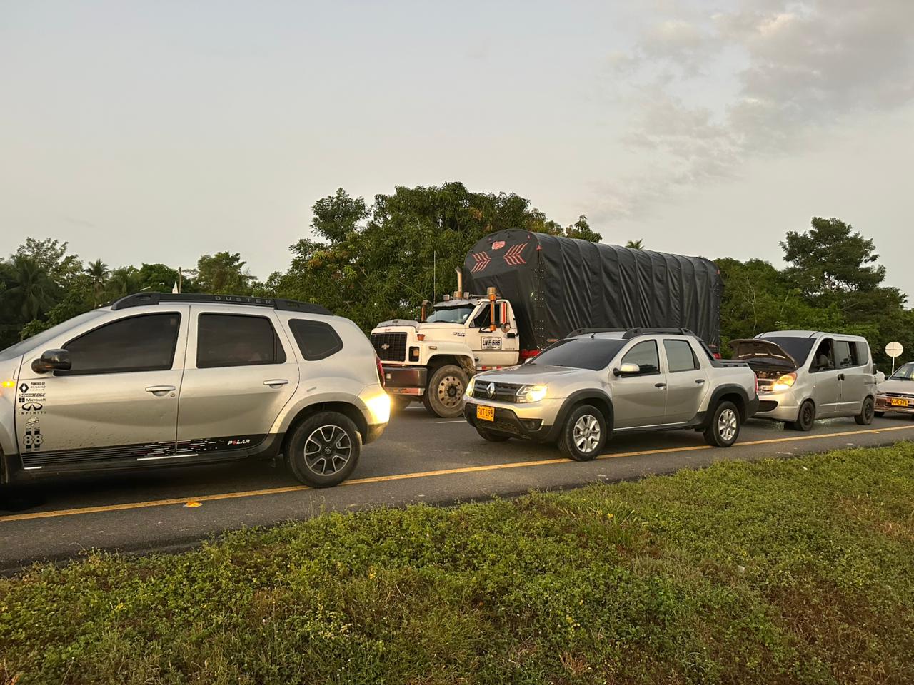 Bloqueo en la vía Lorica, a la altura de la vereda El Guamal. Foto: cortesía (suministrada a La W).