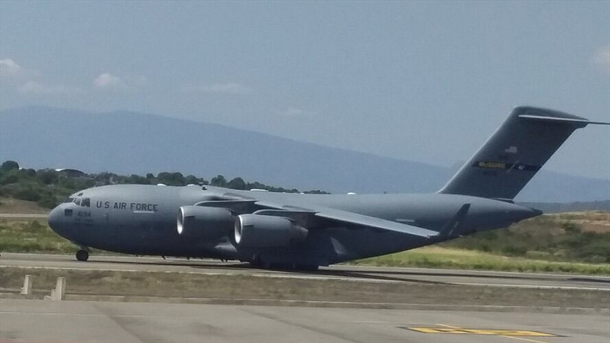 Llegada de avión con 70 toneladas de ayuda humanitaria a Cúcuta. Foto: Audrey Carrillo