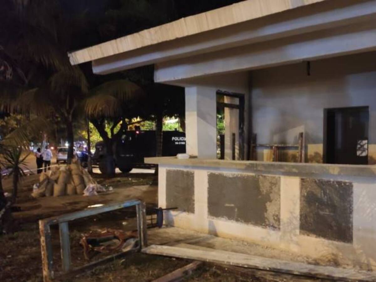 Encapuchados intentaron quemar un CAI y vandalizaron un bus del MIO en Cali