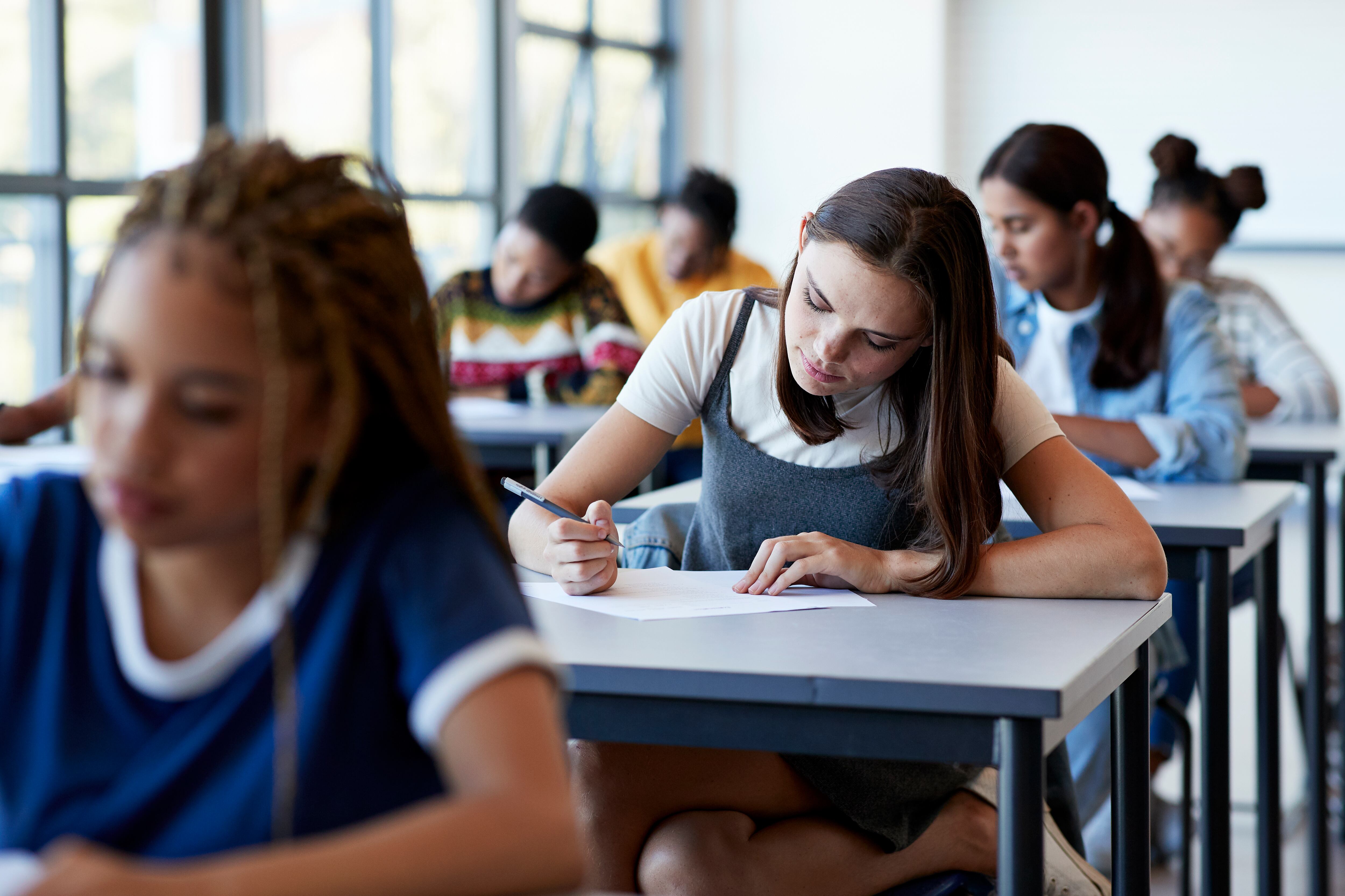 Estudiantes universitarios en un aula de clase. (Fotos vía Getty Images)