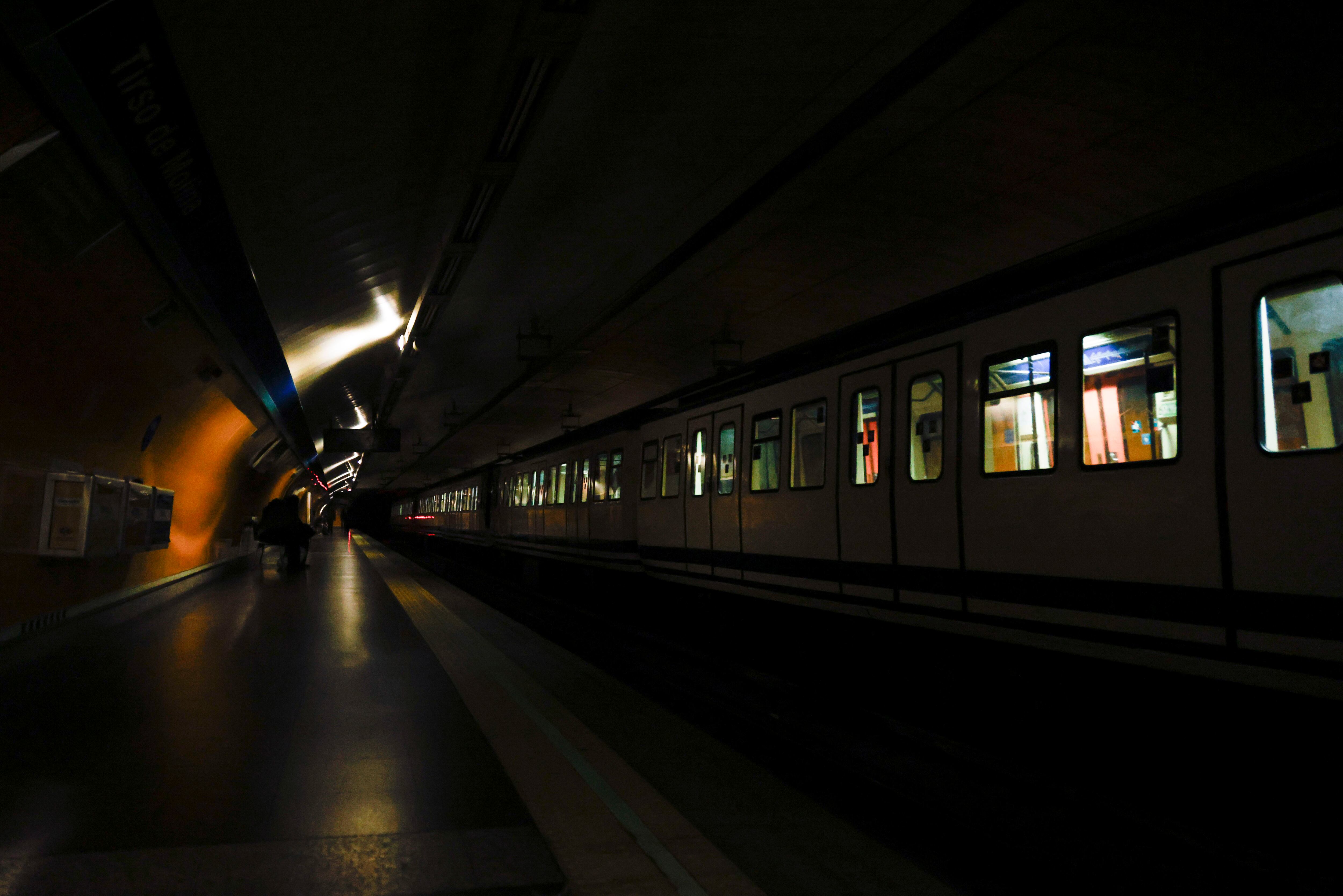 Metro a oscuras en Madrid debido al apagón en el suministro eléctrico. FOTO: EFE/Blanca Millez