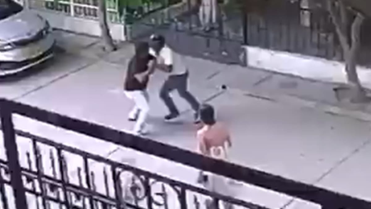 Video: un policía desarmó a delincuente en un barrio de Santa Marta