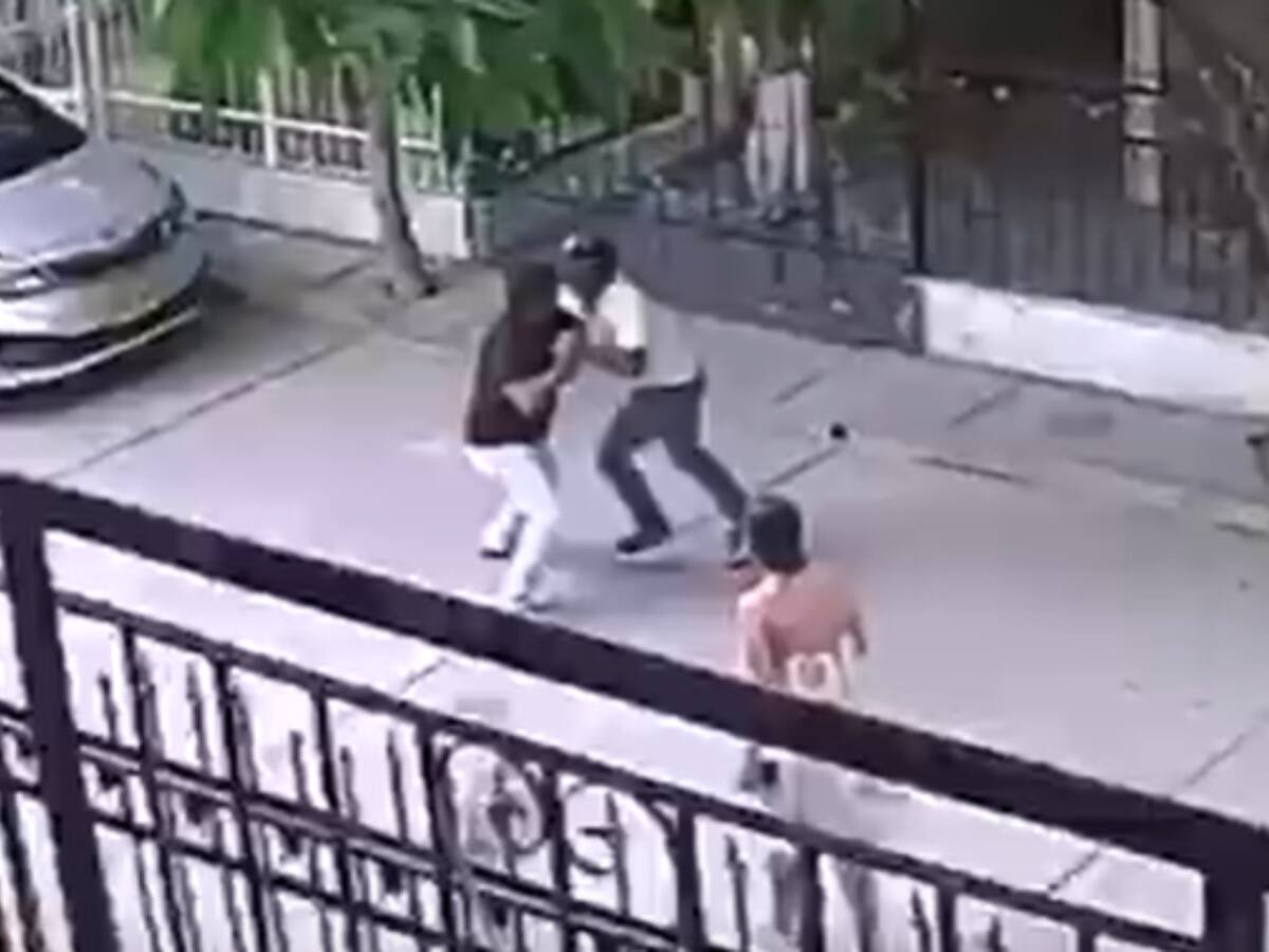 Video: un policía desarmó a delincuente en un barrio de Santa Marta