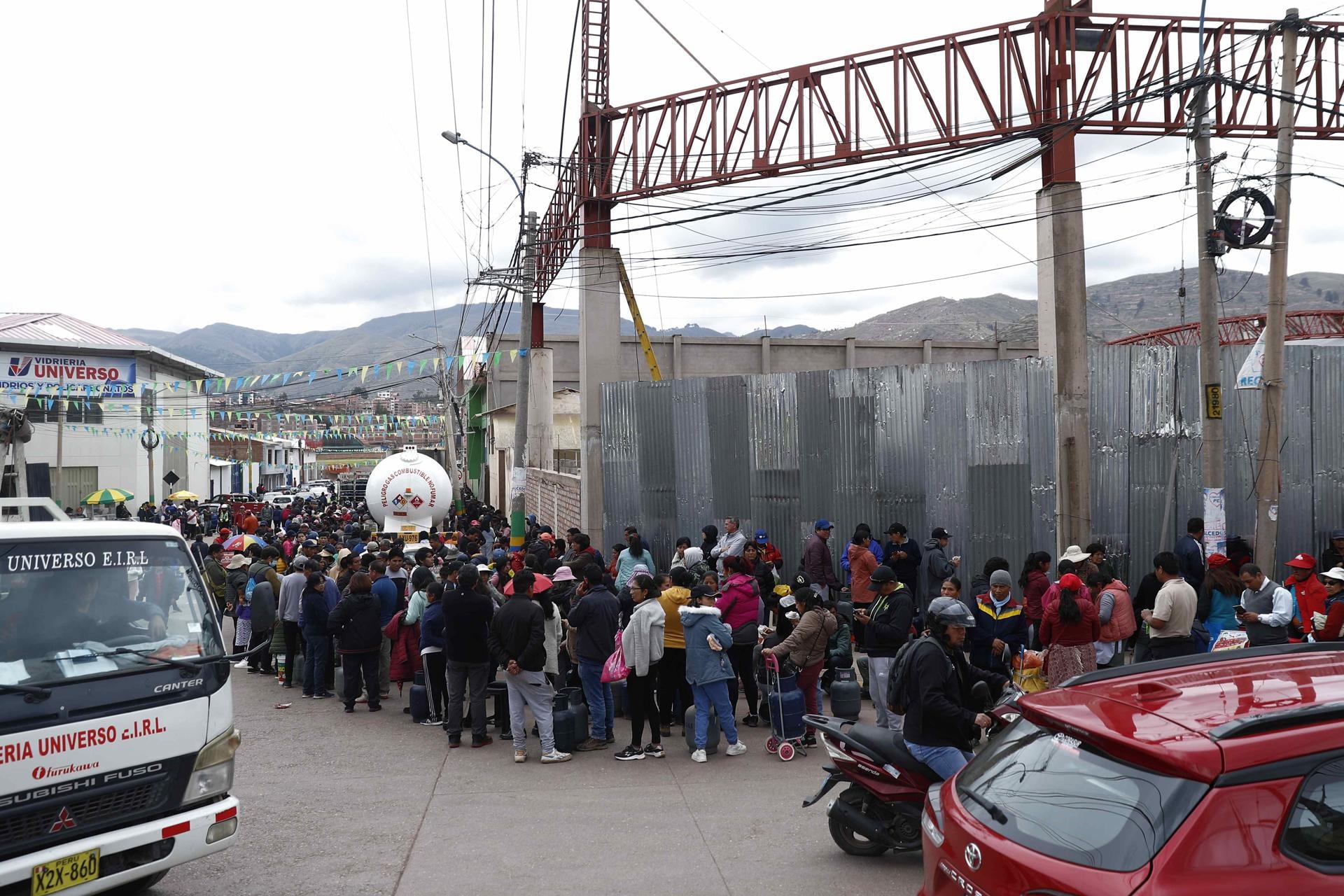 Personas hacen fila para abastecerse de gas, en Cuzco (Perú). La ciudad peruana de Cuzco comienza a sentir el desabastecimiento de productos perecederos como verduras, lácteos y carne, que escasean ostensiblemente en tiendas y supermercados, así como de combustible, debido a los bloqueos en carreteras por parte de los manifestantes antigubernamentales. Foto: EFE/Stringer
