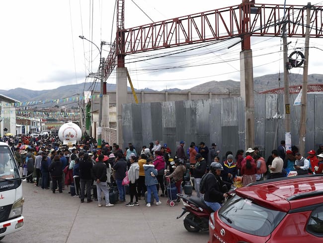 Personas hacen fila para abastecerse de gas, en Cuzco (Perú). La ciudad peruana de Cuzco comienza a sentir el desabastecimiento de productos perecederos como verduras, lácteos y carne, que escasean ostensiblemente en tiendas y supermercados, así como de combustible, debido a los bloqueos en carreteras por parte de los manifestantes antigubernamentales. Foto: EFE/Stringer