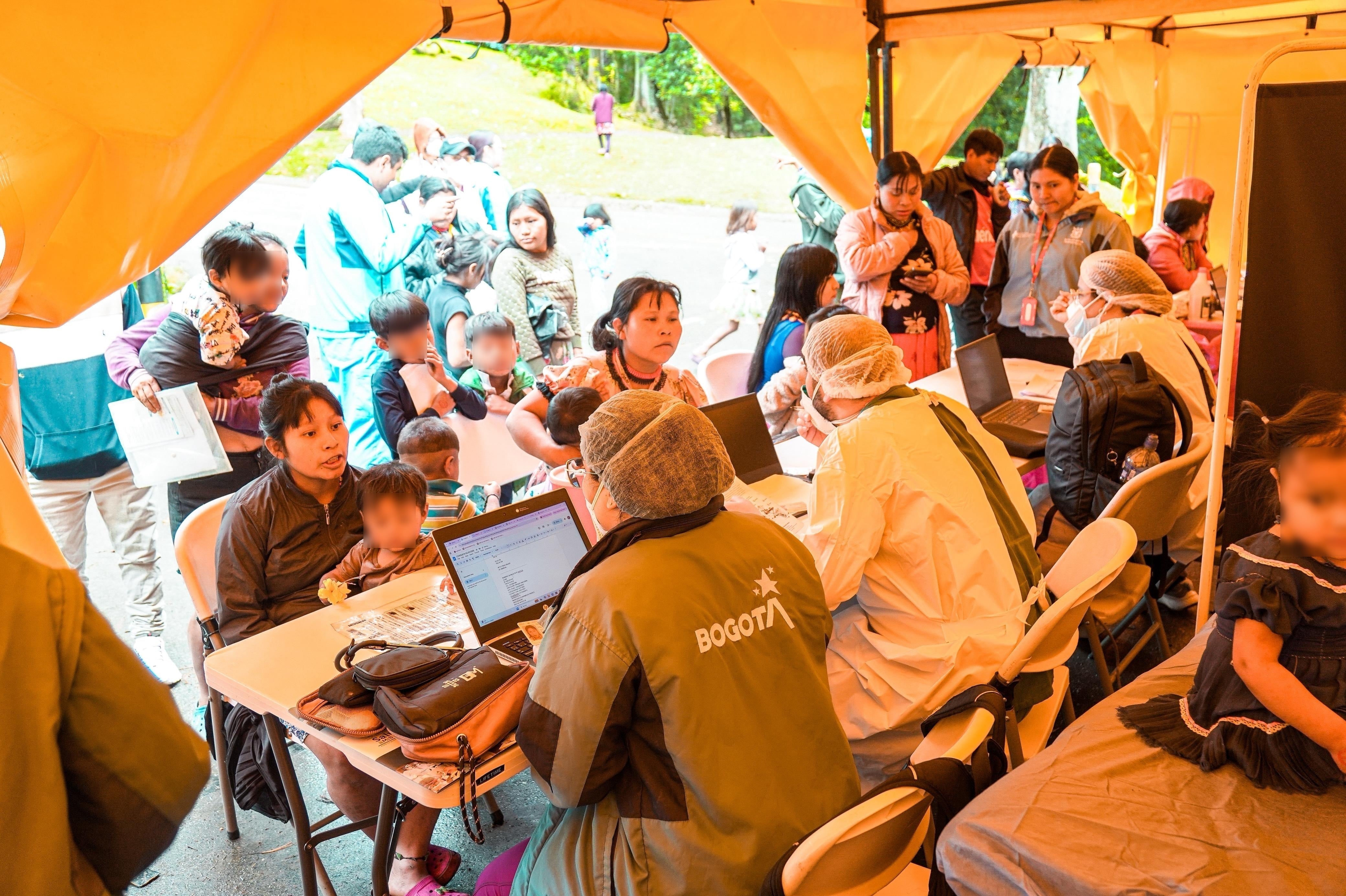 Traslado de indígenas Emberá en Bogotá. Foto: Consejería de Paz, Víctimas y Reconciliación de Bogotá
