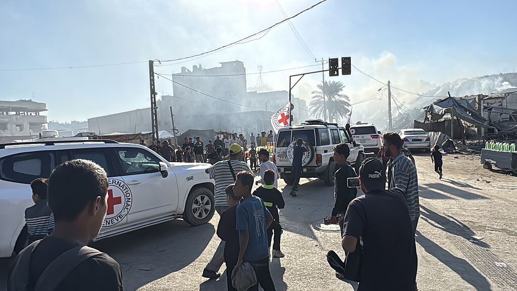 Hamás entrega a la Cruz Roja a los primeros rehenes israelíes. (Photo by Hamza Z. H. Qraiqea/Anadolu via Getty Images)