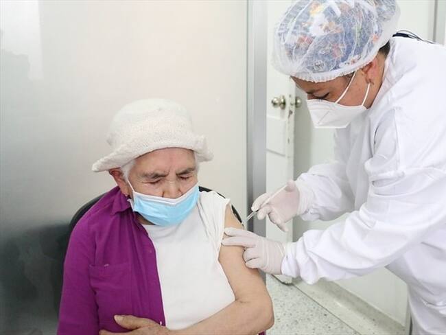 Colombia suscribirá tres importantes contratos de vacunación a mitad de año, dice Minsalud