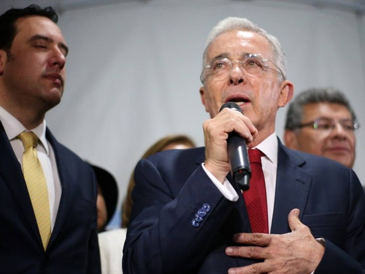 Uribe a favor de que la fuerza pública use sus armas para defenderse del vandalismo